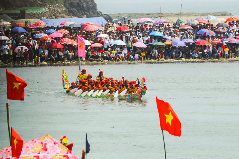 Hàng nghìn người xem đua thuyền tứ linh tri ân đội hùng binh Hoàng Sa